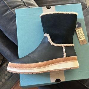 Tom’s Makenna Water Resistant Black Leather/Suede Boots size 8.5 women’s - NWT
